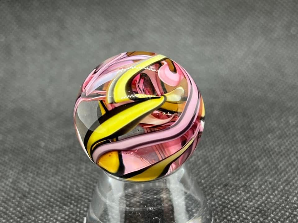 Pink & Yellow Super Confetti: sweeping pink and yellow ribbons edged in black